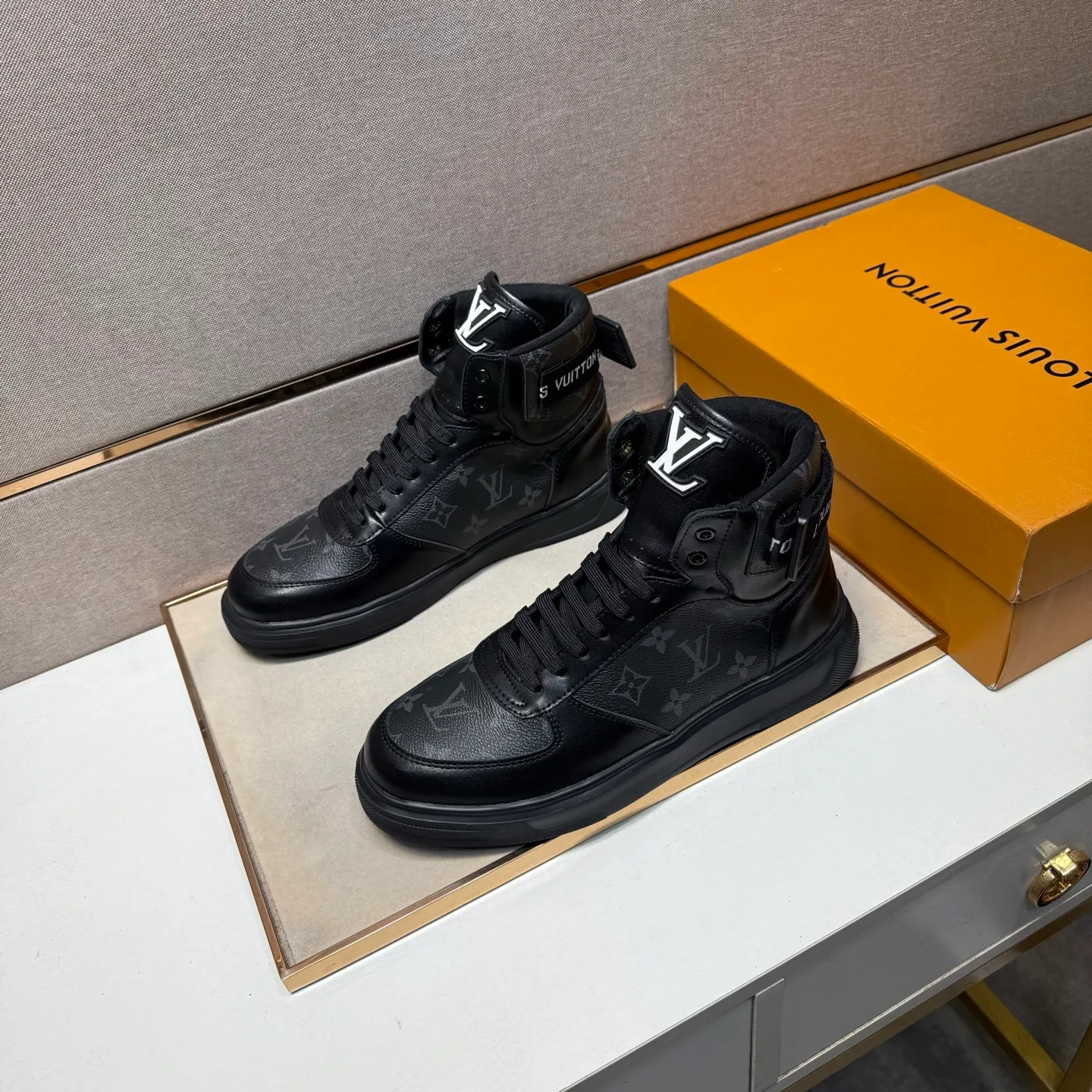 ⬛️Men's shoes 💰p420 [LV～] Men's high-top casual shoes 2025z cabinet sales simultaneously 🔶Size: 38-44 #️⃣ 🔷2 colors🔜The upper is made of multi-material splicing➕Mesh lining, comfortable and breathable, sole: original comfortable and wear-resistant outsole, ⚠️real thing📱photographed🎬real thing is better📢📢📢